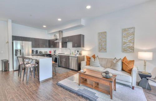 Edgehill Casa | Amazing Downtown Condo W Pool And Free Parking