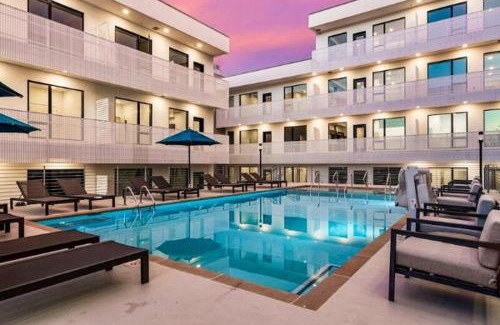 Edgehill Casa | Amazing Downtown Condo W Pool And Free Parking
