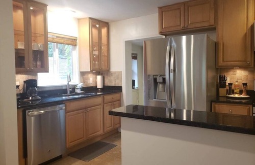 Annandale Casa | Amazing Escape - 6BD, 5BDR, Private Deck near DC