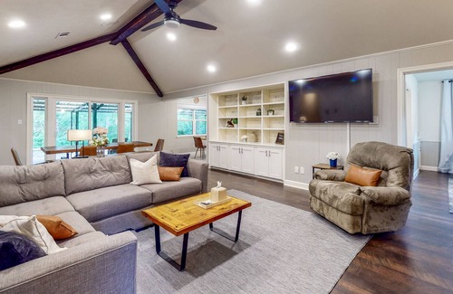 Bellville Casa | Amazing Home & Guest House on 14 Acres - Vineyards, Pond & Trails