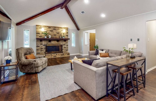 Bellville Casa | Amazing Home & Guest House on 14 Acres - Vineyards, Pond & Trails
