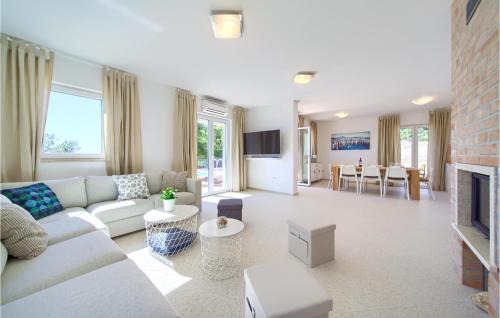 Martinscica Casa | Amazing Home In Martinscica