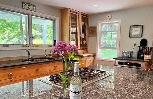 Baileys Harbor Cabaña | Hermosa casa, jardín increíble, el centro de Baileys Harbour