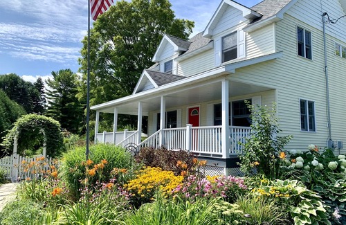 Baileys Harbor Cabaña | Hermosa casa, jardín increíble, el centro de Baileys Harbour