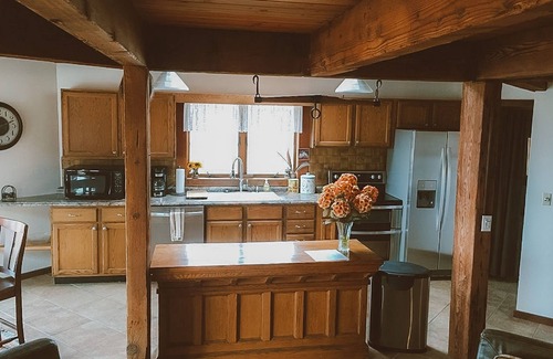 Elizabeth Casa | amazing house, with10 mile views, on 300 acres near Galena Territory. Hot tub.