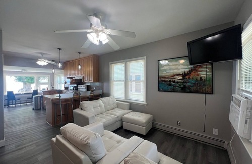 Anchorville Apartamento | Amazing Lake Front Property completely remodeled pet friendly