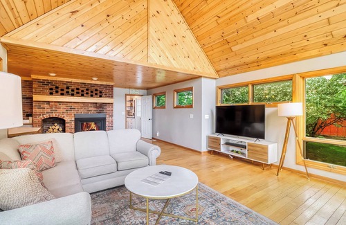 Detroit Lakes Casa | Amazing Lake Home w/Private Beach in heart of DL! Accommodates large groups.