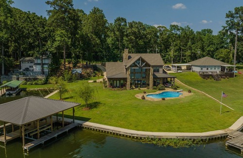 Deatsville Casa | Lake Jordan Slapout AL lakefront dream vacation home