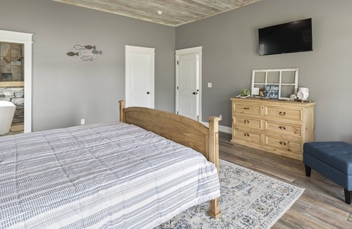Deatsville Casa | Lake Jordan Slapout AL lakefront dream vacation home