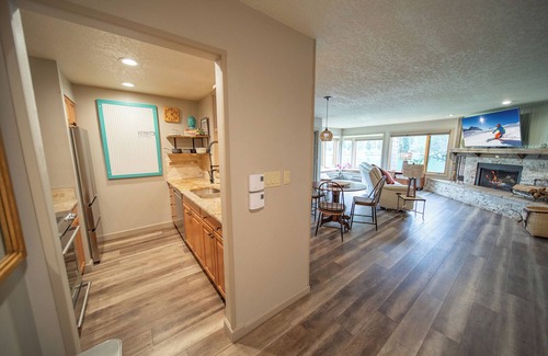 Lakeside Village Condominio | Amazing Lake Views! Updated and Spacious Condo