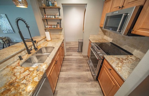 Lakeside Village Condominio | Amazing Lake Views! Updated and Spacious Condo