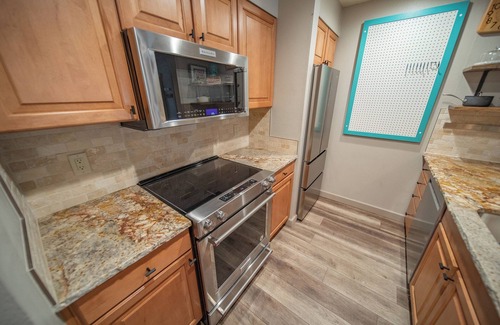 Lakeside Village Condominio | Amazing Lake Views! Updated and Spacious Condo