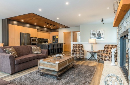 Silver Star Mountain Casa | Amazing location right on skiway! 2 King Beds, Private Hot Tub, Laundry & Garage