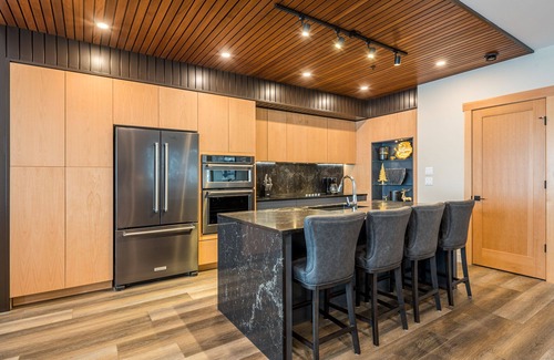 Silver Star Mountain Casa | Amazing location right on skiway! 2 King Beds, Private Hot Tub, Laundry & Garage