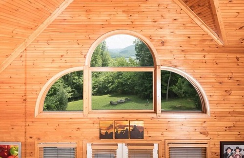 Rock Harbor Cabina | Amazing log and stone home with a mountain setting and view of Norris Lake!