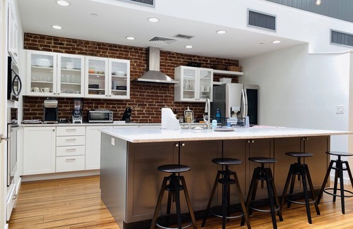 West Main Historic District Apartamento | Amazing Luxury Urban Loft! West Main Street - Private Deck - Riverfront Views!