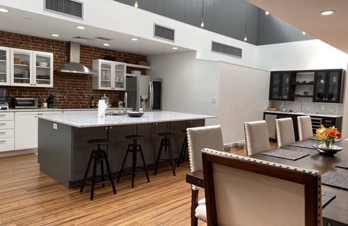 West Main Historic District Apartamento | Amazing Luxury Urban Loft! West Main Street - Private Deck - Riverfront Views!