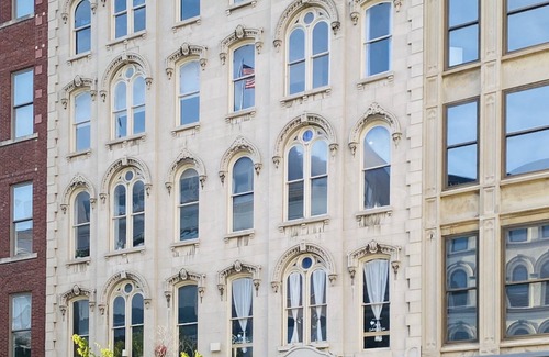 West Main Historic District Apartamento | Amazing Luxury Urban Loft! West Main Street - Private Deck - Riverfront Views!
