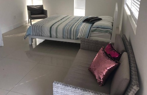 Miramar Casa | INCREÍBLE MODERNA / CASA DE ESTILO DE CAMPO, CASI 5 ACRES