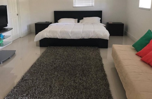 Miramar Casa | INCREÍBLE MODERNA / CASA DE ESTILO DE CAMPO, CASI 5 ACRES