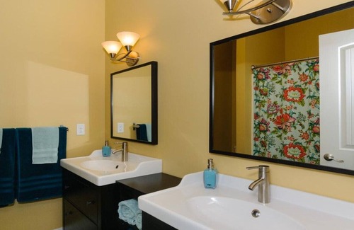 Weaverville Cabaña | Hermosa nueva cabaña amigable para mascotas con vistas!