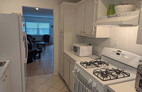 St. Petersburg - Clearwater Apartamento | Amazing move in ready condo just 10 minutes from the beach. 65 plus community.