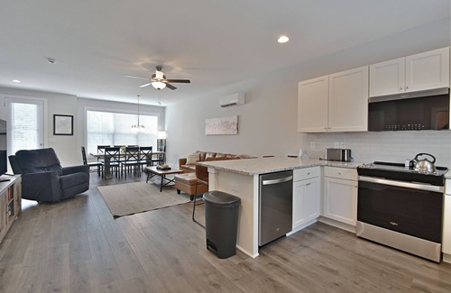 Knoxville Casa | Amazing new construction with rooftop patio!