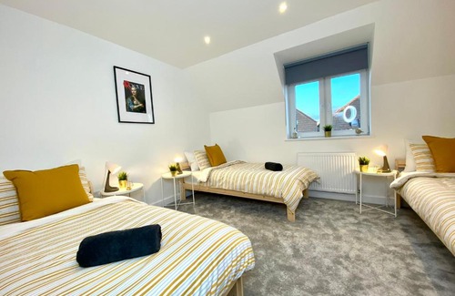 Poole Casa | Amazing NEW Large 2 bedroom House - 5 Minutes to the nearest Beach! - Great Location - Garden - Parking - Fast WiFi - Smart TV - Newly decorated - sleeps up to 5! Close to Poole & Bournemouth & Sandbanks