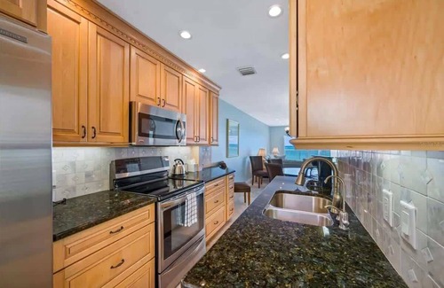 Madeira Beach Apartamento | Amazing Ocean View, Pool @ Mad. Beach- John's Pass