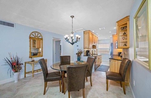 Madeira Beach Apartamento | Amazing Ocean View, Pool @ Mad. Beach- John's Pass