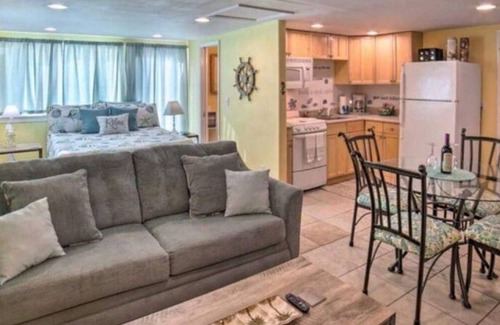 Pensacola Apartamento | Amazing private studio with hot tub! Great place to stay!