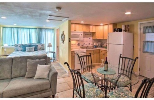 Pensacola Apartamento | Amazing private studio with hot tub! Great place to stay!