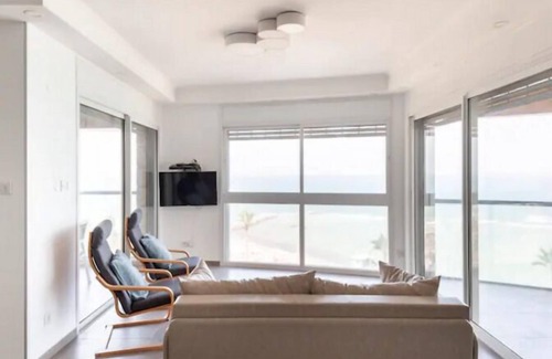 Bat Yam Apartamento | Amazing Sea View 3 BR APT Iconic Tower