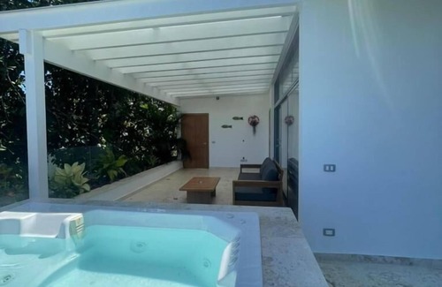 Puerto Bahia Apartamento | Suite w/ jacuzzi & ocean view