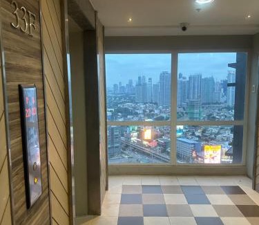 Barangka Ilaya Apartamento | Amazing Sunrise View 2 Bed Room, QLED 65-Inch Samsung TV, Disney & Max, Max 5 Adult and 2 kids