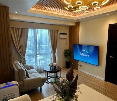 Barangka Ilaya Apartamento | Amazing Sunrise View 2 Bed Room, QLED 65-Inch Samsung TV, Disney & Max, Max 5 Adult and 2 kids