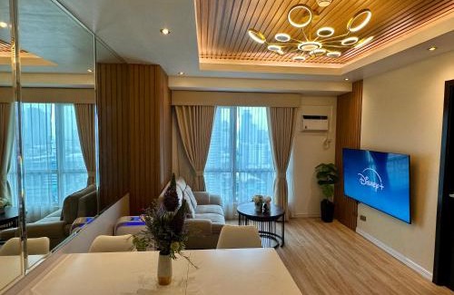 Barangka Ilaya Apartamento | Amazing Sunrise View 2 Bed Room, QLED 65-Inch Samsung TV, Disney & Max, Max 5 Adult and 2 kids