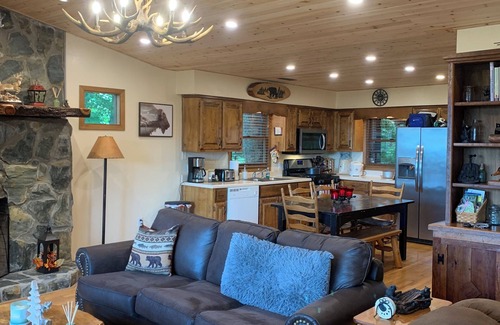 Murphy Cabina | Amazing view,sleeps 7 hot tub,Wi-Fi, game room,fire pit total privacy on 4 acres