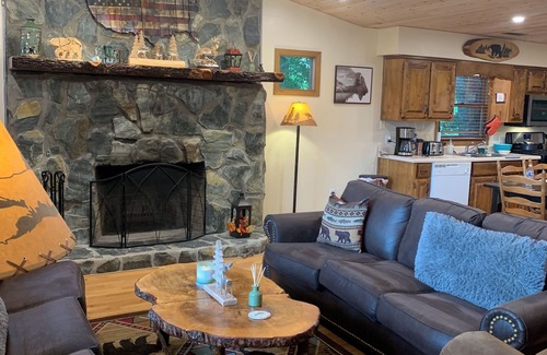 Murphy Cabina | Amazing view,sleeps 7 hot tub,Wi-Fi, game room,fire pit total privacy on 4 acres