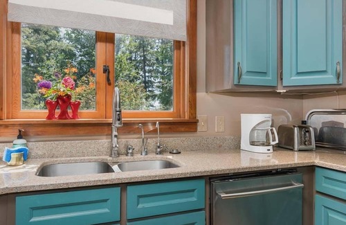 Chinook Casa | AMAZING VIEW, Waterfront, HOT TUB, Pets OK, Enclosed Yard (Bliss)