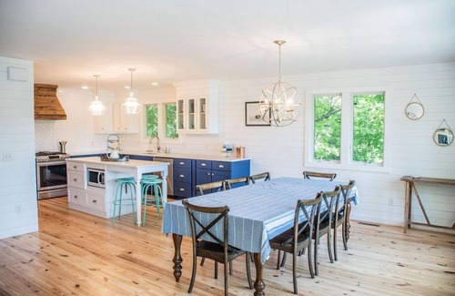 Montague Casa | Entorno privado con vistas al lago / canal White, ¡fácil paseo al lago Michigan!