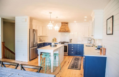 Montague Casa | Entorno privado con vistas al lago / canal White, ¡fácil paseo al lago Michigan!