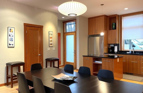 Hood River Casa | VISTAS INCREÍBLES en esta hermosa casa de pueblo moderna en el centro de Hood River, para 8 personas.