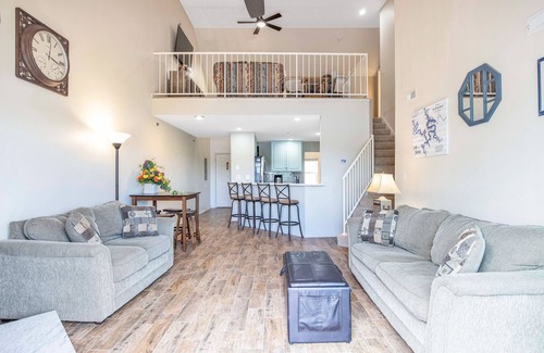 Kaiser Condominio | Amazing Views from Balcony, Loft & Gated Pool