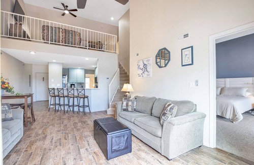 Kaiser Condominio | Amazing Views from Balcony, Loft & Gated Pool