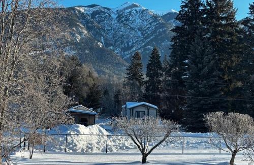 Golden Apartamento | Amazing Views, Northern Lights, Stargazing Entire Guest Suite in Golden, BC Canada