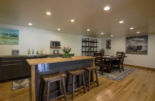 Gardiner Apartamento | Impresionante vista del parque de Yellowstone y el río. 1/2 milla de la entrada de North Park