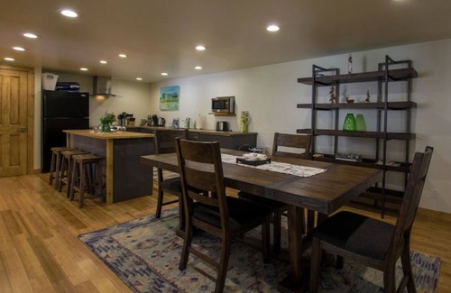 Gardiner Apartamento | Impresionante vista del parque de Yellowstone y el río. 1/2 milla de la entrada de North Park