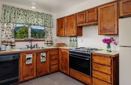 Ariel Casa | Vistas increíbles en acres privados con camino a Creek, 10 minutos al lago Merwin, gran base para St. Helens