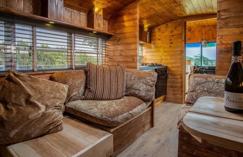 Tiers Cross Apartamento | American School Bus - 1 Bedroom - Blossom Farm